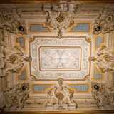 Tutti gli affreschi che ritroviamo al loro interno, eseguiti a tempera su pannelli di carta ancorati al soffitto, furono realizzati da maestri napoletani...